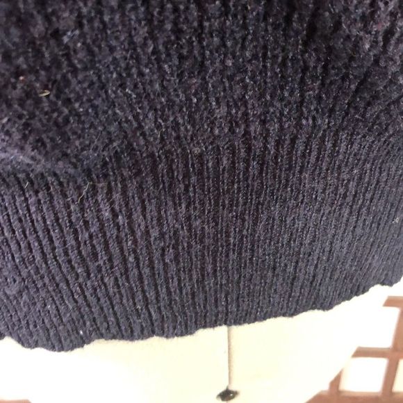 Forever 21 navy nubby sweater size medium, crew neck, longer in back - Picture 7 of 8